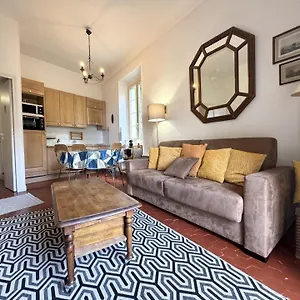 Riviera: Old Town Charm With Sea View Balcony Nice
